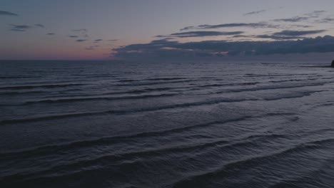Sanfte-Wellen-In-Der-Abenddämmerung-Am-Owen-Sound,-Ontario,-Mit-Weichem-Licht,-Das-Sich-Im-Ruhigen-Wasser-Spiegelt,-Weitwinkelaufnahme