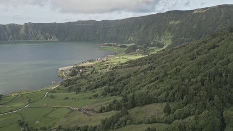 Lago-Volcánico-Lagoa-Azul,-Isla-De-Sao-Miguel,-Archipiélago-Portugués-De-Las-Azores,-Portugal