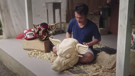 Holzschnitzer-Montieren-Geschnitztes-Holz,-Um-Traditionelle-Balinesische-Barong-Maske-In-Bali,-Indonesien-Zu-Erstellen