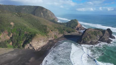 Tasman-Lookout-And-Taitomo-Rock-On-West-Coast-Of-Auckland-In-Piha,-New-Zealand