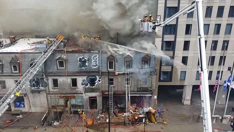 Feuerwehrleute-Auf-Der-Treppe-Löschen-Einen-Großen-Brand-In-Einem-Gebäude