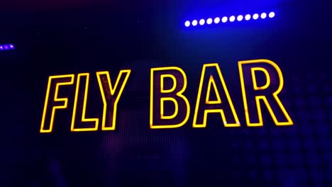 Leuchtend-Gelber-LED-Schriftzug-Mit-Der-Aufschrift-„Fly-Bar“-An-Der-U2-Zoo-Station-Ausstellung-Und-Im-Pop-up-Shop-Im-Venetian-Resort-In-Las-Vegas
