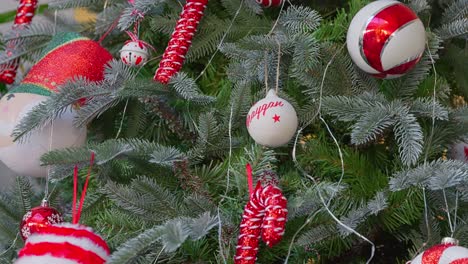 árbol-De-Navidad-Con-Luces-De-Colores-Y-Adornos