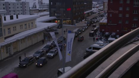 Toma-De-Trípode-Que-Muestra-La-Carretera-Principal-Fuera-De-La-Estación-De-Tren-De-Davos-Al-Atardecer-Durante-El-Foro-Económico-Mundial.