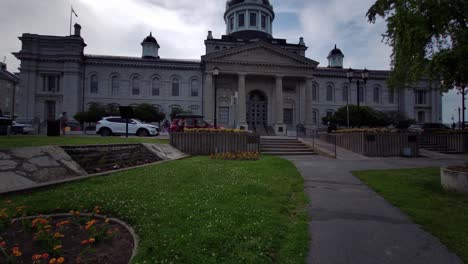 Caminando-Hacia-El-Edificio-Del-Ayuntamiento-De-Kingston