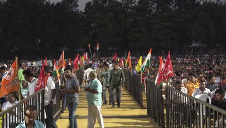 Banderas-Políticas-Y-Reunión-Masiva-De-Personas-Durante-La-Campaña-Electoral-De-Lok-Sabha-Por-Uddhav-Thackeray-Y-Sharad-Pawar-En-El-Terreno-Universitario-De-Warje