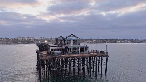 Oceanside-Calfornia-Pier-Feuer-Beschädigt-Ehemalige-Rubys-Diner-Restaurant-Drohne-Parallel-Viertelkreis-West-Nach-Nord