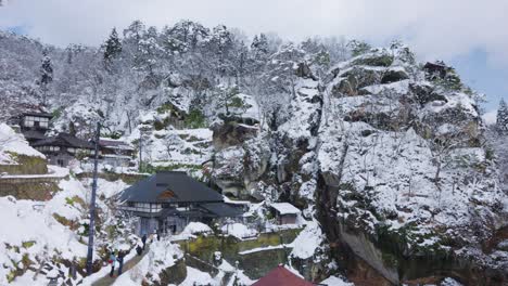 Complejo-De-Templos-De-La-Montaña-Yamadera,-Nieve-En-La-Prefectura-De-Yamagata,-Japón