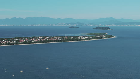 Ein-Panoramablick-Auf-Daniela-Beach,-Eine-Oase-An-Der-Brasilianischen-Küste