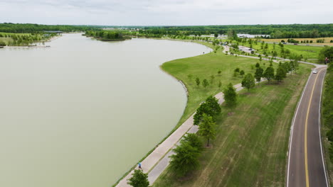 Patriot-Lake-Entlang-Des-Shelby-Farms-Park-Trail-Und-Der-Straße-In-Memphis,-Tennessee,-USA