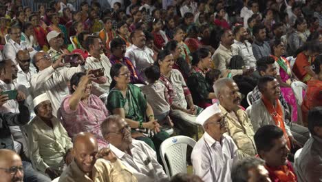 Große-Menschenmenge-Aus-Indien-Beim-Wahlkampf-Für-Die-Lok-Sabha-Von-Uddhav-Thackeray-Und-Sharad-Pawar-Auf-Dem-College-Gelände-In-Warje