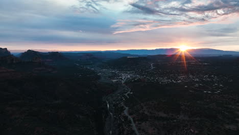 Vista-Aérea-Panorámica-Del-Pueblo-De-Oak-Creek-En-Arizona,-Estados-Unidos.