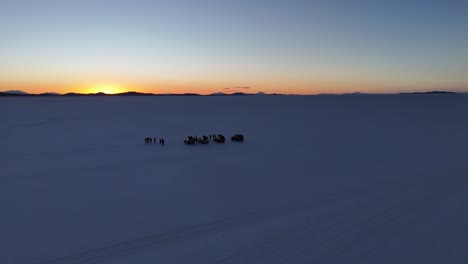 Menschen-Und-Autos-Sonnenuntergang-Auf-Dem-Salar-De-Uyuni-Bolivien-Südamerika-Wüste-Salzebenen-Landschaften-Luftaufnahme-Drohnenansicht-Berge