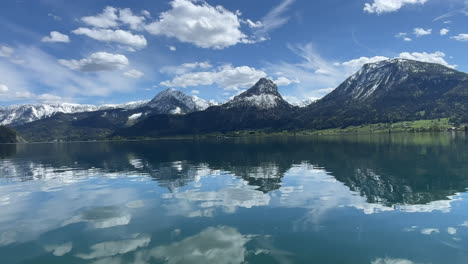 Vista-Sobre-El-Lago-Vacío-Wolfgangsee-En-Verano-Con-Los-Alpes-Austriacos-Y-Las-Montañas-En-Segundo-Plano.