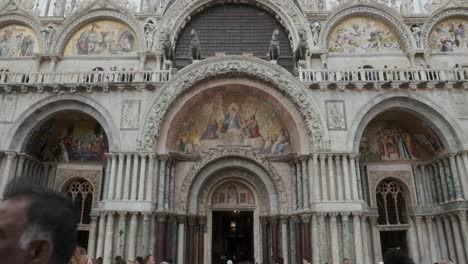 Menschenmassen-Vor-Der-Mosaikfassade-Der-Basilica-Di-San-Marco-In-Venedig,-Italien