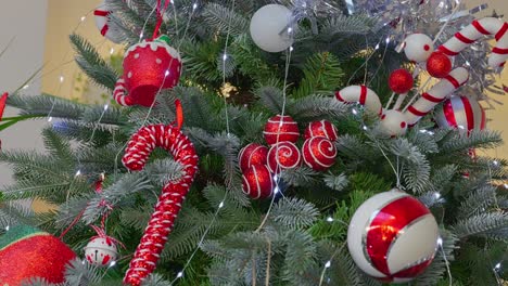 árbol-De-Navidad-Con-Luces-De-Colores-Y-Adornos