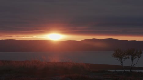 El-Sol-De-Medianoche-Pasa-Por-El-Horizonte,-Proyectando-Una-Cálida-Luz-Sobre-El-Paisaje.