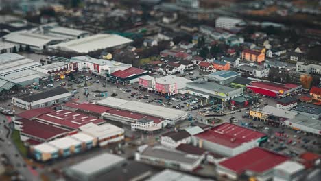 Einkaufszentrum,-Parkplatz-Und-Wohnviertel-Einer-Kleinstadt-Im-Ländlichen-Deutschland,-Luftaufnahme