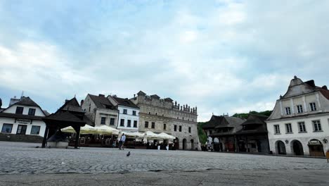 El-Mercado-De-La-Ciudad-De-Kazimierz-Dolny,-Provincia-De-Lublin,-Polonia