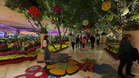 People-Inside-The-Decorative-Garden-Landscape-In-Wynn-Hotel-In-Las-Vegas,-Nevada,-USA
