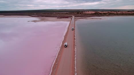 Aguas-De-Color-Rosa-Del-Lago-Macdonnell-Con-Rv-En-La-Carretera