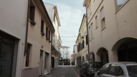 Coches-Estacionados-En-La-Calle-Vacía-A-Lo-Largo-De-Los-Edificios-En-Cittadella,-Padua,-Italia.