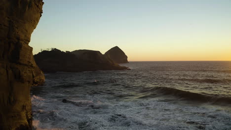 Las-Olas-Del-Océano-Rompen-En-Acantilados-De-Arenisca-De-Color-Naranja-Brillante-Desde-El-Atardecer,-Cabo-Kiwanda,-Costa-De-Oregon