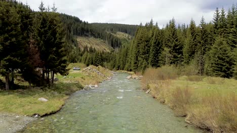 4K-Filmmaterial-Aus-Der-Luft-Mit-Einer-Drohne,-Die-über-Einen-Wunderschönen-Fluss-In-Den-Bergen-In-Rumänien-Fliegt