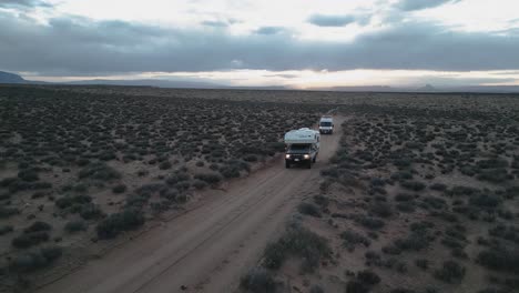 Vanlife-Concept---Camper-Vehicles-Driving-Through-Desert-In-Utah,-USA