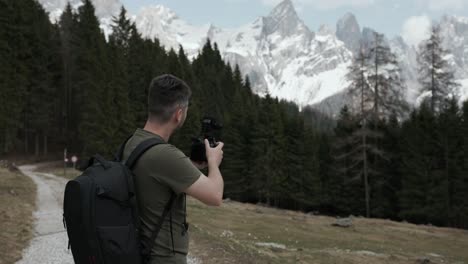 Fotógrafo-De-Viajes-Con-Cámara-DSLR-Capturando-Fotografías-De-Las-Montañas-Dolomitas-En-Italia