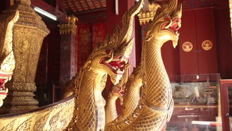 Cabezas-De-Serpiente-Dorada-Nagas-Dentro-Del-Templo-Budista-En-Luang-Prabang,-Laos,-Viajando-Por-El-Sudeste-Asiático
