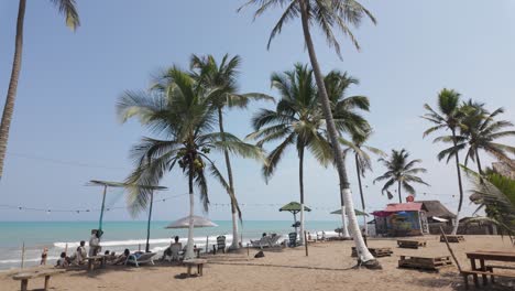 Tropischer-Strand-Mit-Palmen-Und-Türkisfarbenem-Wasser,-Touristen-Im-Urlaub,-Palomino-Beach,-Kolumbien