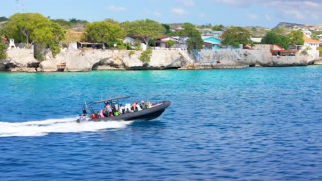Luftumlaufbahn-Um-Ein-Tauchtourboot-In-Curaçao,-Das-Zum-Schnorchelplatz-Am-Riff-Hinausfährt