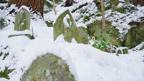 Buddhistische-Statuen-Im-Schnee-Des-Yamadera-Tempels,-Japan