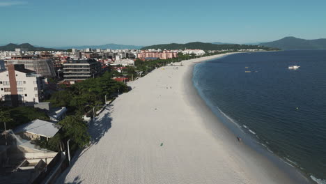 Playa-Jurere-En-Florianópolis-Con-Su-Amplia-Costa-De-Arena.