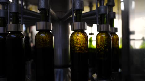 Botellas-Vacías-Llenas-De-Vino-Tinto-En-Una-Línea-De-Producción-De-Bodega-En-Vignonet-Francia-Hechas-De-Vidrio-Verde,-Primer-Plano