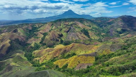Wunderschöne-Grüne-Landschaft-Der-Philippinen-Mit-Straßen-Und-Grünen-Pflanzen-An-Sonnigen-Tagen