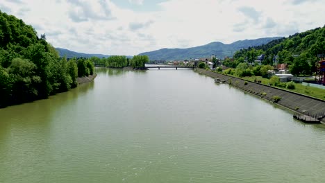 4K-Filmmaterial-Aus-Der-Luft-Mit-Drohnen,-Das-über-Einen-Wunderschönen-Fluss-In-Einem-Tal-Auf-Der-Rumänischen-Karpatenseite-Fliegt