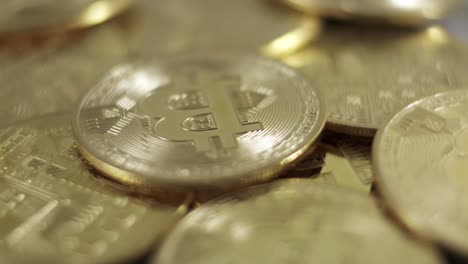 BTC-Bitcoin-Goldene-Münzen-Rotieren,-Kryptogeld-Nahaufnahme-Studioaufnahme-Anlagekonzept