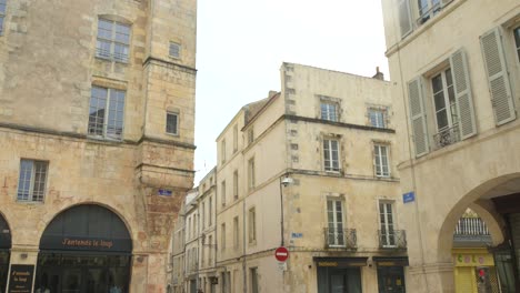 Edificios-Históricos-En-Las-Calles-Rue-Du-Minage-En-La-Ciudad-De-La-Rochelle,-Nouvelle-aquitaine,-Francia