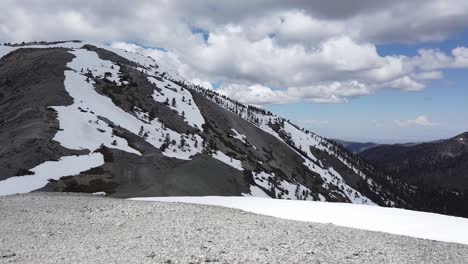 Toma-Panorámica-Del-Monte-Baldy-Cubierto-De-Nieve-Desde-La-Cumbre-Del-Monte-Harwood-En-El-Sur-De-California.