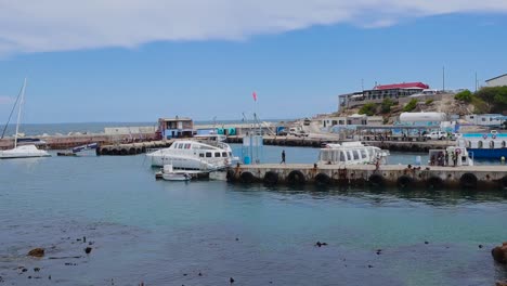 Harbour-panning-shot-showing-off-the-water,-cocks-and-boats-in-Hermanus