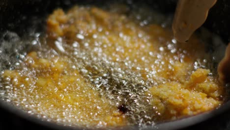 Process-of-cooking-fried-chicken,-hot-oil-splatters