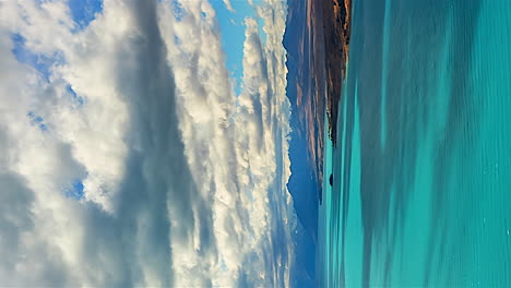 Timelapse-De-Paisaje-Nublado-De-Orientación-Vertical-Sobre-El-Lago-Pukaki-En-El-Camino-Hacia-Mount-Cook,-Nueva-Zelanda