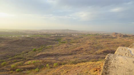 Alte-Festungsschutzmauer-Mit-Trockenem-Berggelände-Und-Dramatischem-Blauen-Himmel-Am-Abend.-Das-Video-Wurde-In-Der-Festung-Mehrangarh-In-Jodhpur,-Rajasthan,-Indien-Aufgenommen.