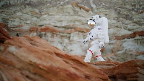 US-Raumfahrer-Im-Raumanzug,-Der-Durch-Eine-Abgelegene,-Felsige-Naturlandschaft-Spaziert