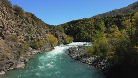 El-Río-Kawarau,-Cerca-De-Queenstown,-Nueva-Zelanda,-Es-Famoso-Por-Deportes-Extremos-Como-Puenting-Y-Rafting:-Paso-Elevado-Aéreo