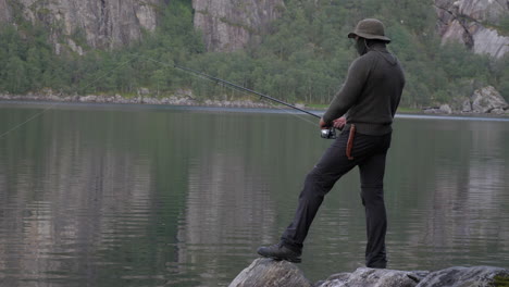 Hombre-Enmascarado-Pescando-En-Un-Lago