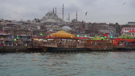 Eminonu-Hafen-Mit-Einer-Reihe-Von-Boot-Restaurants-Und-Laut-Kreischenden-Möwen-über