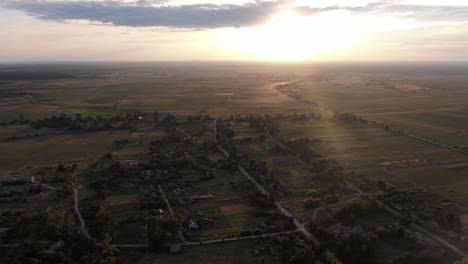 Luftaufnahme-Eines-Kleinen-Dorfes-In-Der-Ukraine-Bei-Sonnenuntergang